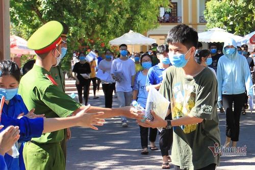 Hình ảnh chiến sĩ Công an Nghệ An tiếp nước miễn phí cho các thí sinh