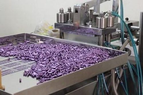 Truy tố 3 anh em ruột cùng 6 bị can về tội sản xuất, buôn bán thực phẩm, thuốc chữa bệnh giả