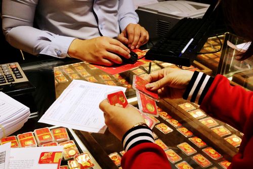 Giá vàng trong nước giảm mạnh, rút ngắn chênh lệch với giá thế giới