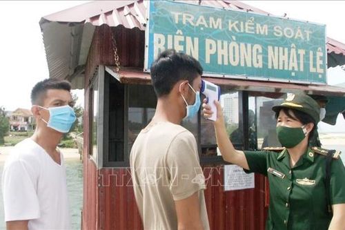 Cứu nạn kịp thời 8 người trên tàu cá bị chìm ở vùng biển Quảng Bình