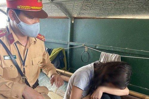 Buồn chuyện tình cảm cô gái lao mình xuống sông Hồng tự tử