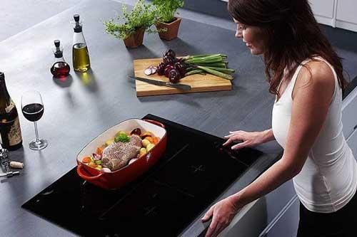 Cách vệ sinh bề mặt bếp từ hiệu quả, sáng bóng như mới mua