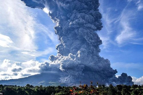 Cảnh tượng núi lửa phun trào, tro bụi bốc cao tận 5000 m ở Indonesia