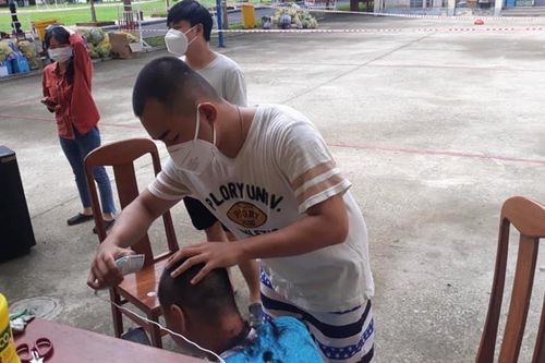 'Tiệm cắt tóc' dã chiến trong khu cách ly: Ai cũng rưng rưng xúc động vì điều này!