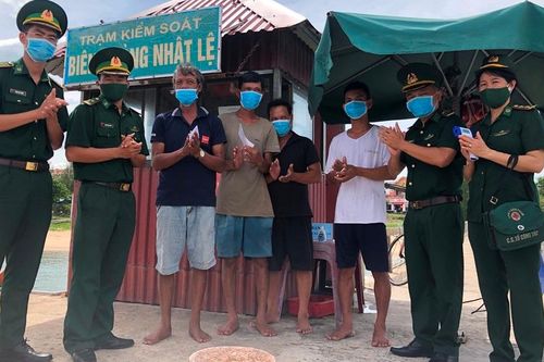 Quảng Bình: 8 ngư dân bị chìm tàu được cứu an toàn