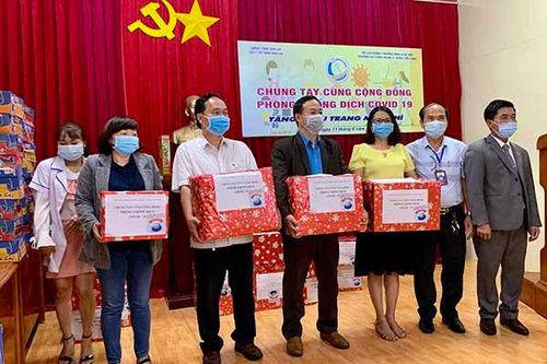 Trường Cao đẳng Công nghệ Y-Dược Việt Nam tặng 7.500 chiếc khẩu trang y tế cho tỉnh Gia Lai