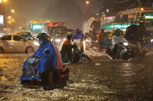 Nỗi ám ảnh ở TPHCM: Mưa một buổi, ngập nhiều ngày