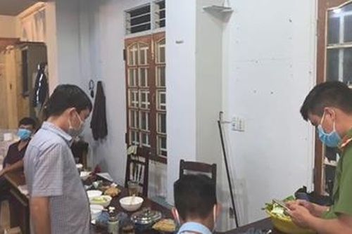 Đang cách ly xã hội, hàng chục nam nữ vẫn tổ chức ăn nhậu