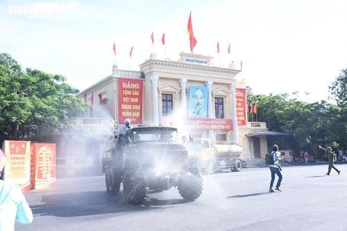 Hải Phòng phun hóa chất khử trùng 700km đường phố để phòng dịch COVID-19