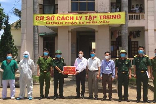 Mặt trận Nghệ An tặng quà hỗ trợ các điểm cách ly phòng, chống dịch