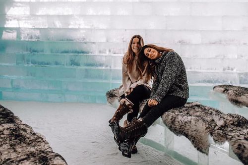 Trải nghiệm khách sạn làm hoàn toàn từ băng và đá ở Canada