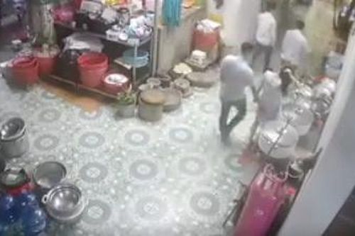 Người phụ nữ có thai bị chạm vòng 3 tại nhà hàng Ninh Bình