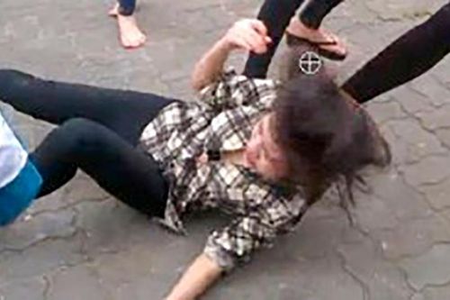 Cô gái 17 tuổi bị lột áo đánh ghen