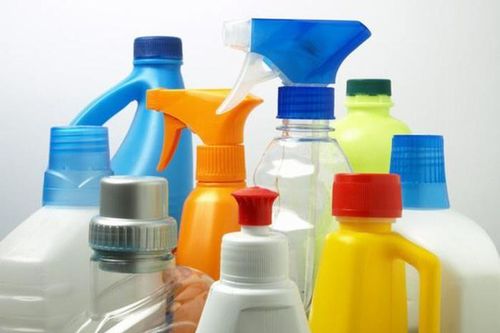 Bé trai 21 tháng tuổi uống nhầm thuốc tẩy bồn cầu