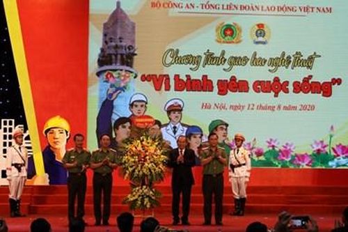 Tuyên dương 94 tập thể, cá nhân tiêu biểu trong phong trào 'Toàn dân bảo vệ an ninh Tổ quốc'