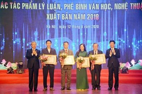 Trao thưởng các tác phẩm lý luận, phê bình văn học, nghệ thuật xuất bản năm 2019