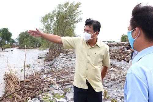 Cấp bách ứng cứu đê biển Tây