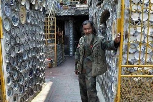 Dành 25 năm trang trí nhà với gần 10.000 bát đĩa cổ