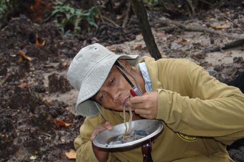 'Hết hồn' món đặc sản sâu gỗ nhầy nhụa của Philippines
