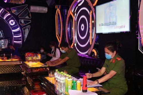 Hải Phòng: Karaoke Lê Hoàng điều tiếp viên tiếp khách giữa 'lệnh cấm' COVID-19