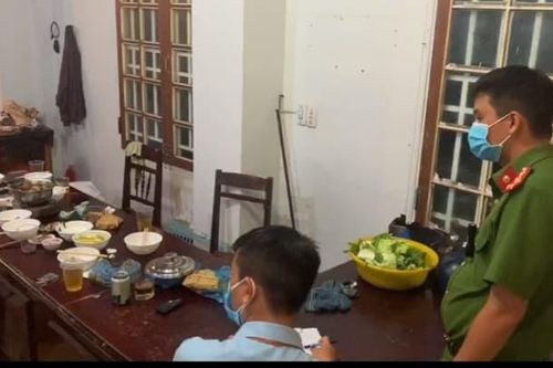 Trong thời gian cách ly xã hội nhóm người vẫn tụ tập ăn nhậu, hát hò
