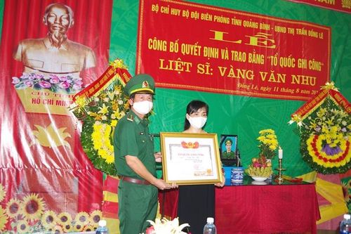 Trao bằng 'Tổ quốc ghi công' cho thân nhân liệt sĩ Vàng Văn Nhu