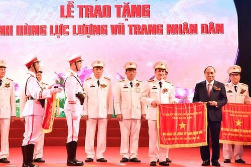 Thủ tướng Nguyễn Xuân Phúc trao tặng công an tỉnh Phú Thọ danh hiệu Anh hùng LLVTND