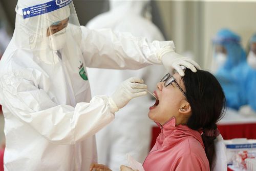 Quận Đống Đa lấy mẫu xét nghiệm PCR cho gần 2000 người dân từ Đà Nẵng về