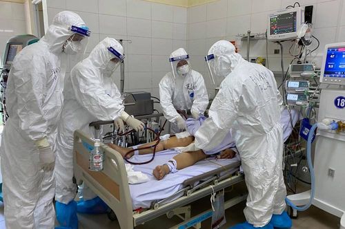 Tận mắt xem các bác sỹ điều trị bệnh nhân COVID-19 rất nặng ở Đà Nẵng