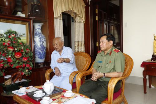 Công an Cần Thơ thăm hỏi, tặng quà các gia đình Anh hùng lực lượng vũ trang nhân dân