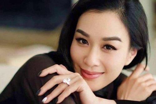 'Mỹ nữ gốc Việt đẹp nhất châu Á' Chung Lệ Đề theo đuổi giấc mơ trở thành ca sĩ ở tuổi 50