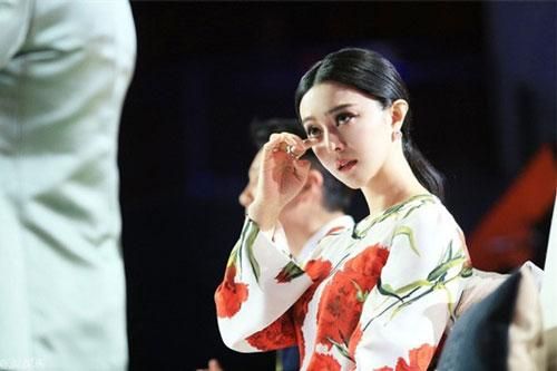 Giữa lúc Phạm Băng Băng khóc trong đêm vì bạn trai cũ, 'tình địch' một thời khoe ảnh bên chồng