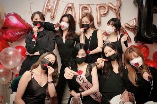 Rút kinh nghiệm sau khi làm điều đáng phê phán trong mùa dịch, Yoona đeo khẩu trang cẩn thận tụ họp cùng SNSD