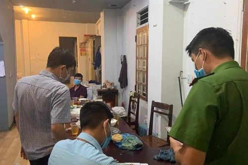 Đang thực hiện cách ly xã hội toàn thành phố phòng COVID-19, nhóm nhân viên vẫn tổ chức ăn nhậu bên trong trụ sở công ty