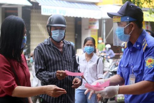Người Đà Nẵng được phát 'tem phiếu' như thời bao cấp, mỗi hộ gia đình đi chợ 3 ngày 1 lần phòng dịch COVID-19