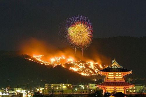 Lễ hội đốt cả một quả núi chỉ có ở Nhật Bản
