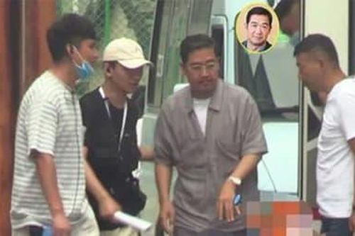 'Càn Long' Trương Quốc Lập xuất hiện mệt mỏi phải có người dìu, vất vả làm việc ở tuổi xế chiều