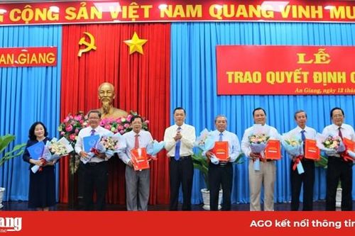 Ban Thường vụ Tỉnh ủy An Giang trao quyết định cán bộ