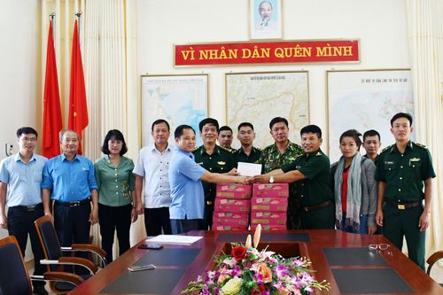 Thăm hỏi, tặng quà Đồn Biên phòng Tả Gia Khâu