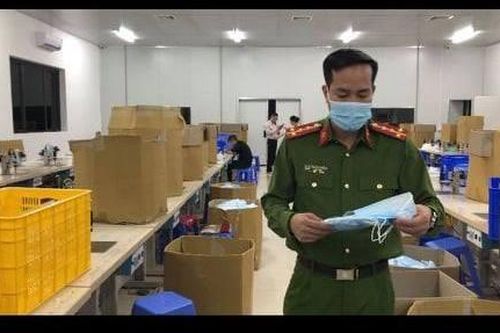 Phát hiện cơ sở sản xuất khẩu trang không rõ nguồn gốc
