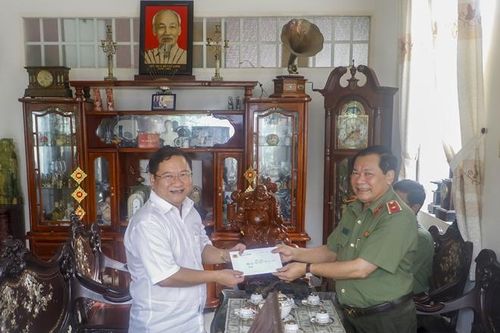 Công an TP Cần Thơ thăm hỏi, tặng quà các đồng chí lão thành cách mạng