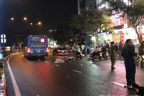 Xe buýt ở Sài Gòn cán chết người đàn ông lớn tuổi mặc đồ bảo vệ