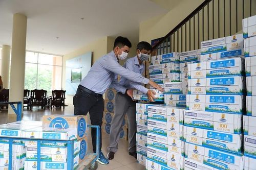 Vinamilk ủng hộ 8 tỷ đồng cho Hà Nội và 3 tỉnh miền Trung chống COVID-19