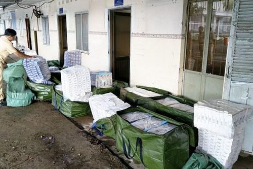 Vận chuyển thuốc lá lậu còn đâm vỏ lãi vào cảnh sát