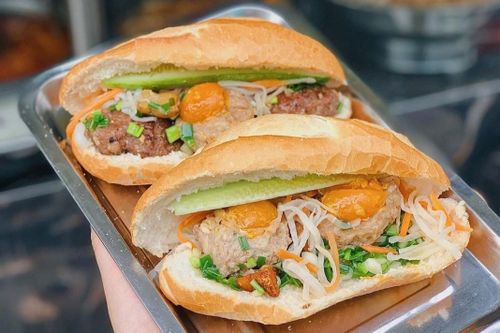 3 tiệm bánh mì xíu mại trứng muối lạ vị hút thực khách TP.HCM