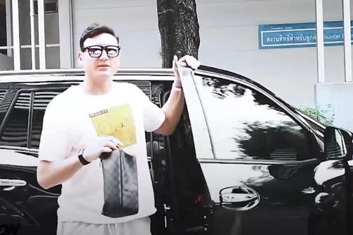 Văn Lâm được bạn gái tặng bánh sinh nhật