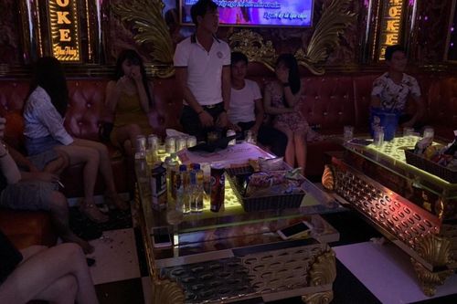 Quán karaoke đón khách giữa mùa dịch