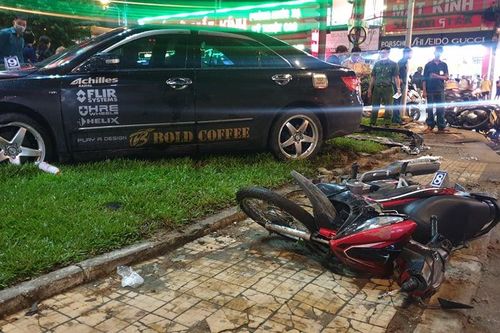 Ôtô Camry tông hàng loạt xe máy ở TP.HCM