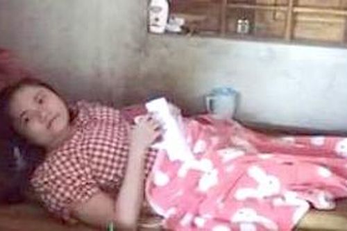 Cha già khốn khó chăm con bệnh xương thủy tinh