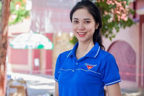 Hot girl tiếp sức mùa thi ở Nghệ An gây thương nhớ